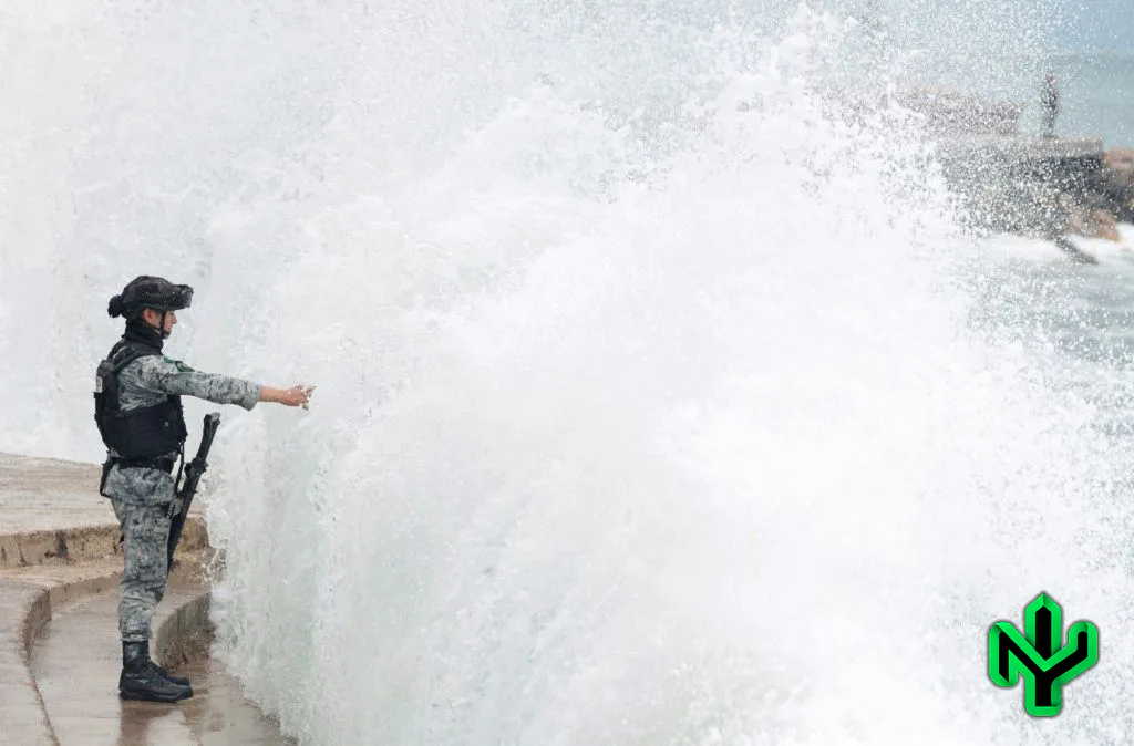 Huracán Simon deja un muerto al avanzar lentamente por la costa del Pacífico de México