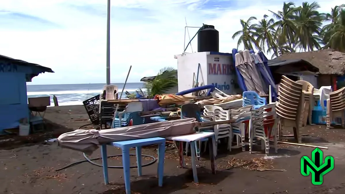 Habitantes de una playa en Colima buscan sus pertenencias entre la arena por oleaje intenso del huracán Simon